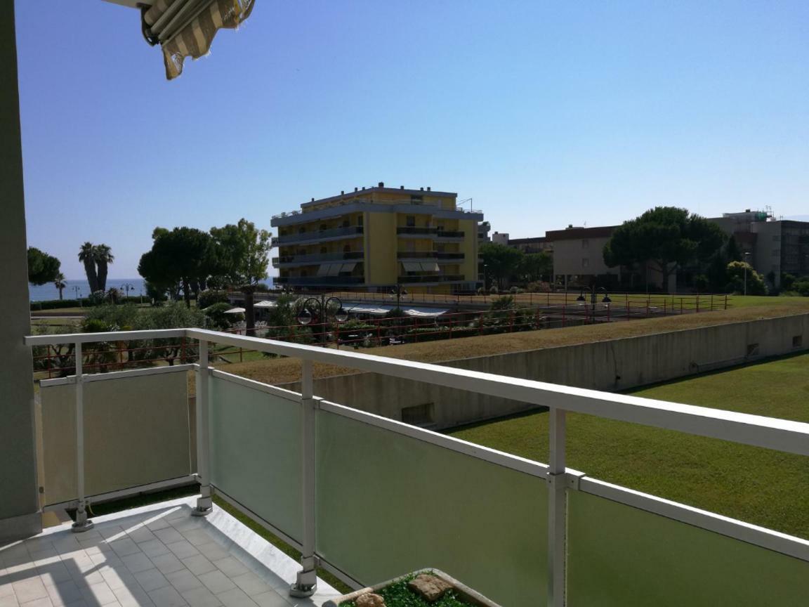 Luminoso Appartamento Sul Mare Ventimiglia Exterior foto